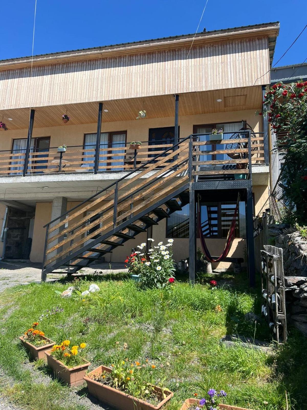 Guesthouse Relax In Kazbegi Bagian luar foto